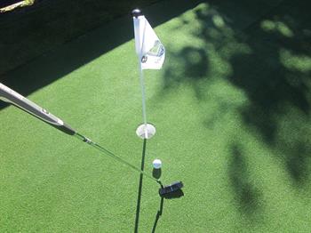 Flagstang og flag til golfbane